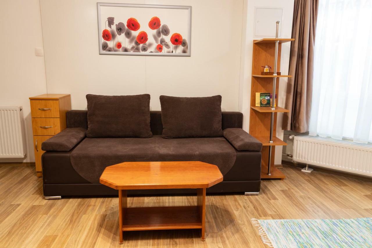 דירות קסזטלי Basement Atrium Apartman מראה חיצוני תמונה