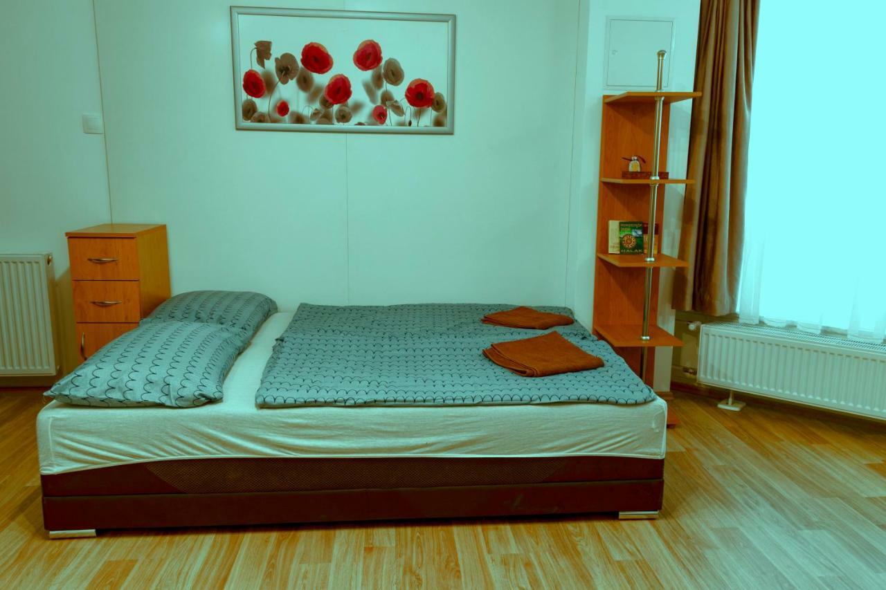 דירות קסזטלי Basement Atrium Apartman מראה חיצוני תמונה